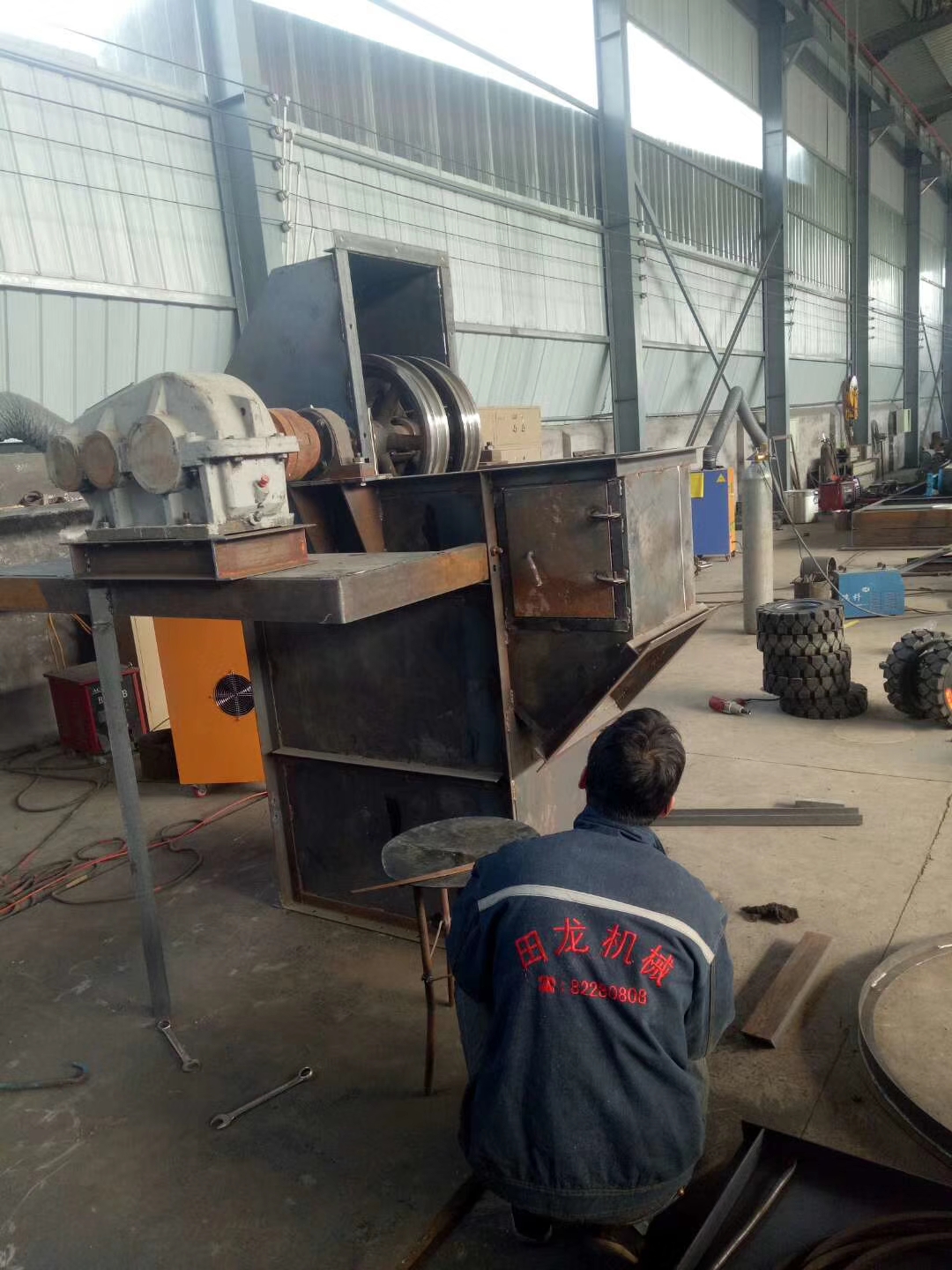 環(huán)鏈斗式提升機工人安裝中